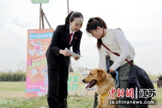 法院干警为市民进行普法宣传。王雨璠 摄 法院干警为市民进行普法宣传。王雨璠 摄
