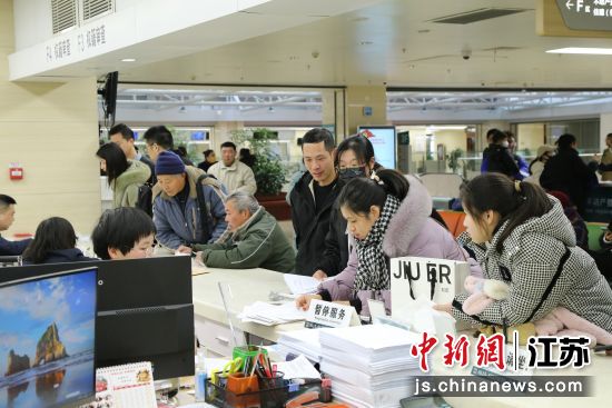 东台市从群众最关心、最迫切的办事难、办事慢、多头跑等问题入手,以政务服务流程的“减法”,换取群众办事体验的“加法”。东台市委宣传部 供图 东台市从群众最关心、最迫切的办事难、办事慢、多头跑等问题入手,以政务服务流程的“减法”,换取群众办事体验的“加法”。东台市委宣传部 供图