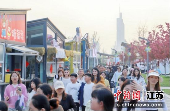 市民游客打卡金陵STYLE浪漫中心创意市集。南京市玄武区委宣传部 供图 市民游客打卡金陵STYLE浪漫中心创意市集。南京市玄武区委宣传部 供图