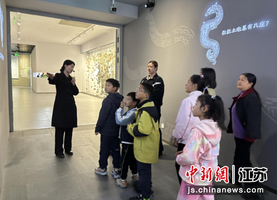 研学团队走进文博场馆。无锡鸿山旅游度假区 供图 研学团队走进文博场馆。无锡鸿山旅游度假区 供图