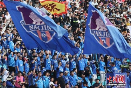 3月28日,2026年江苏省城市足球联赛南京队热身赛在南京五台山体育场举行。中新网记者 泱波 摄 3月28日,2026年江苏省城市足球联赛南京队热身赛在南京五台山体育场举行。中新网记者 泱波 摄