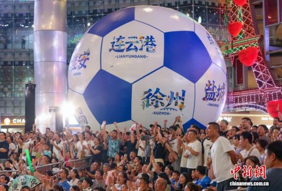 2025年江苏省城市足球联赛期间,民众在场外观赛点看球。(资料图)中新网记者 泱波 摄 2025年江苏省城市足球联赛期间,民众在场外观赛点看球。(资料图)中新网记者 泱波 摄