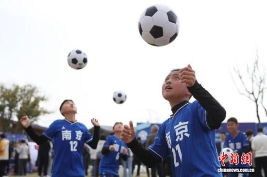 3月26日,2026年江苏省城市足球联赛南京赛区新闻发布会暨出征仪式在玄武湖畔举行,南京队球员、球迷、赞助商代表、青训小球员、赛事工作人员齐聚,共同开启新赛季的足球之约。中新网记者 泱波 摄 3月26日,2026年江苏省城市足球联赛南京赛区新闻发布会暨出征仪式在玄武湖畔举行,南京队球员、球迷、赞助商代表、青训小球员、赛事工作人员齐聚,共同开启新赛季的足球之约。中新网记者 泱波 摄