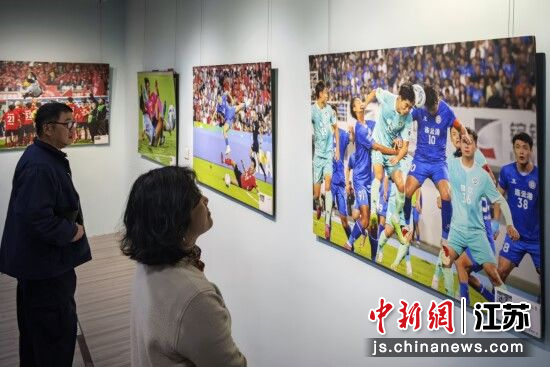 活动期间,江苏省摄影家协会去年发起的“苏超e起拍”视觉征集活动优秀摄影作品常州巡展同步举行。中新网记者 泱波 摄 活动期间,江苏省摄影家协会去年发起的“苏超e起拍”视觉征集活动优秀摄影作品常州巡展同步举行。中新网记者 泱波 摄