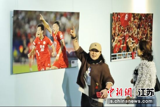 “苏超”优秀摄影作品展在常州中华恐龙园度假区迪诺水镇举办。中新网记者 泱波 摄 “苏超”优秀摄影作品展在常州中华恐龙园度假区迪诺水镇举办。中新网记者 泱波 摄