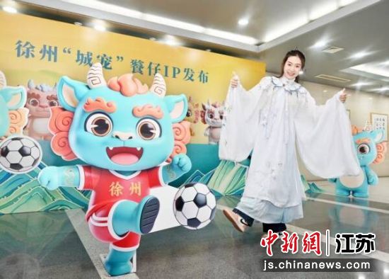 汉服爱好者与餮仔合影。刘冰 摄 汉服爱好者与餮仔合影。刘冰 摄