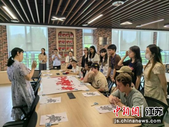 中外大学生进行创作体验。泉山区委宣传部 供图 中外大学生进行创作体验。泉山区委宣传部 供图