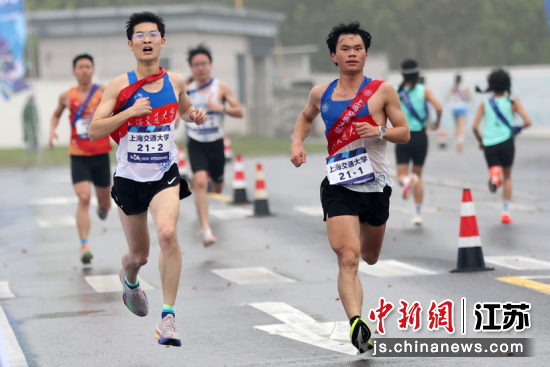 参赛学子奔跑在赛道上。中新网记者 泱波 摄 参赛学子奔跑在赛道上。中新网记者 泱波 摄