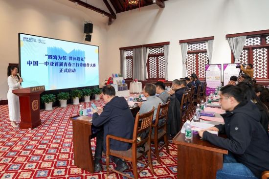 ���ĺ�Ϊ�� �����¹⡱�����й��������׽��ഺ����ʫ����������ʽ����