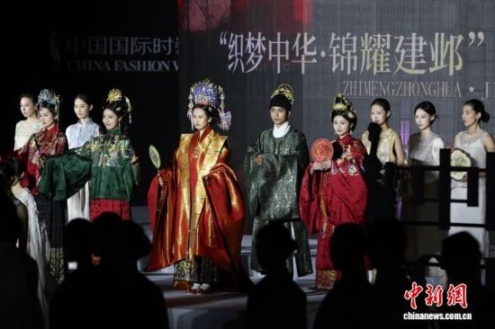 5月8日晚,中国四大名锦在江苏南京同台“合璧”。中新社记者 泱波 摄 5月8日晚,中国四大名锦在江苏南京同台“合璧”。中新社记者 泱波 摄