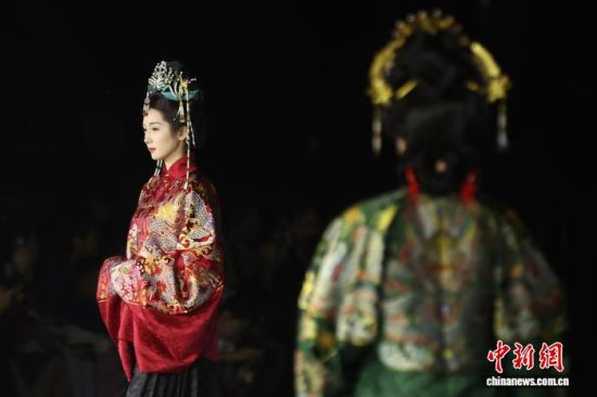 5月8日晚,中国四大名锦在江苏南京同台“合璧”。中新社记者 泱波 摄 5月8日晚,中国四大名锦在江苏南京同台“合璧”。中新社记者 泱波 摄