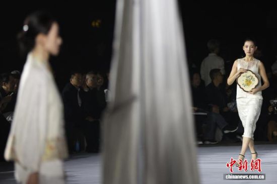 5月8日晚,中国四大名锦在江苏南京同台“合璧”。中新社记者 泱波 摄 5月8日晚,中国四大名锦在江苏南京同台“合璧”。中新社记者 泱波 摄