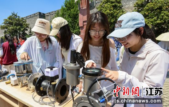 节水装备吸引活动参与者的目光。南京市供水节水指导中心 供图 节水装备吸引活动参与者的目光。南京市供水节水指导中心 供图