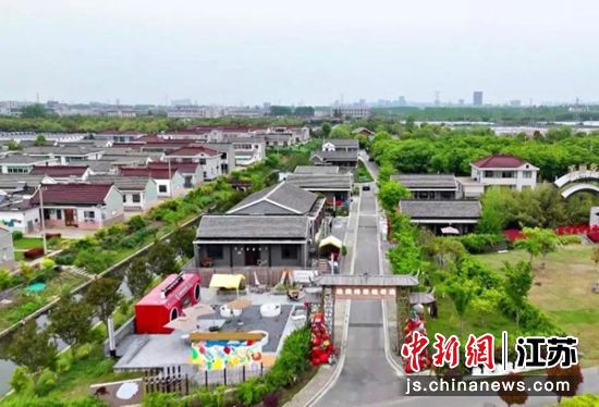 潘黄街道新民村埃索特草莓奇境小镇。商林生 摄 潘黄街道新民村埃索特草莓奇境小镇。商林生 摄