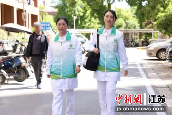 中大医院专科护士上门开展“互联网+护理”服务。张鑫 摄 中大医院专科护士上门开展“互联网+护理”服务。张鑫 摄