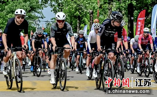 参赛选手在比赛中骑行。2026年大运河自行车系列赛暨长三角自行车穿越赛组委会 供图 参赛选手在比赛中骑行。2026年大运河自行车系列赛暨长三角自行车穿越赛组委会 供图