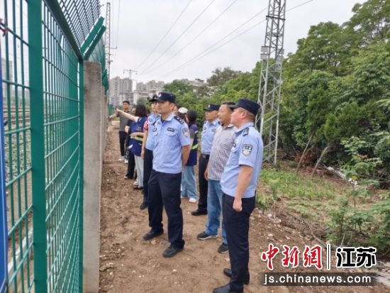 街道工作人员联合铁路民警开展安全隐患排查。丰财街道 供图 街道工作人员联合铁路民警开展安全隐患排查。丰财街道 供图