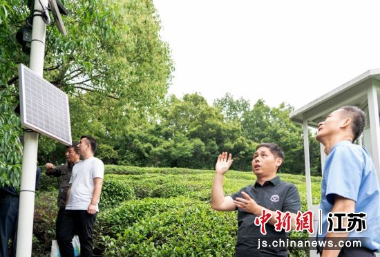 参观生物多样性观测站。冯宇洁 摄 参观生物多样性观测站。冯宇洁 摄