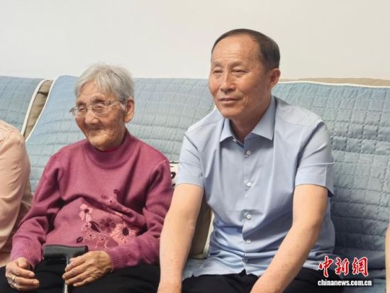 朱杨柱的奶奶(左一)和父亲收看神舟二十三号载人飞行任务航天员与记者见面会。许曼婷 摄 朱杨柱的奶奶(左一)和父亲收看神舟二十三号载人飞行任务航天员与记者见面会。许曼婷 摄