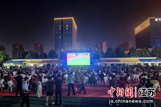 宿豫区多处“苏超第二现场”人声鼎沸、热闹非凡。宿豫区委宣传部 供图 宿豫区多处“苏超第二现场”人声鼎沸、热闹非凡。宿豫区委宣传部 供图