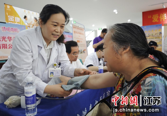 “爱伴夕阳 情暖南航”养老服务展示交流活动现场。泱波 摄 “爱伴夕阳 情暖南航”养老服务展示交流活动现场。泱波 摄