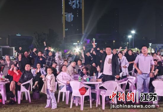 盐都东方汽车文化广场“苏超第二现场”。盐都区委宣传部 供图 盐都东方汽车文化广场“苏超第二现场”。盐都区委宣传部 供图