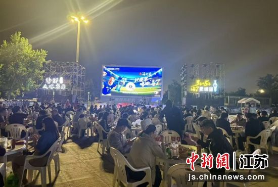 盐龙体育公园“苏超第二现场”。盐都区委宣传部 供图 盐龙体育公园“苏超第二现场”。盐都区委宣传部 供图