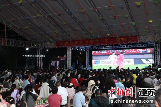 盐都古月年华“苏超第二现场”。盐都区委宣传部 供图 盐都古月年华“苏超第二现场”。盐都区委宣传部 供图