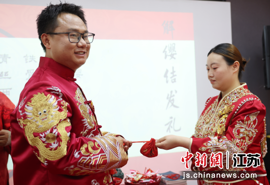 婚礼仪式在红梅礼堂举行。中新网记者 泱波 摄 婚礼仪式在红梅礼堂举行。中新网记者 泱波 摄