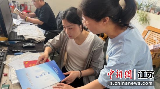 工作人员向企业职工普及法律知识。拾屯街道 供图 工作人员向企业职工普及法律知识。拾屯街道 供图