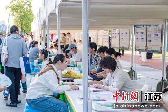 �γ����С��ճ������´�����ɫ���˲�ҹ�С����γ�������� ��ͼ