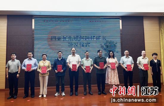 活动现场举行档案征集顾问聘任仪式。扬州市档案馆 供图 活动现场举行档案征集顾问聘任仪式。扬州市档案馆 供图