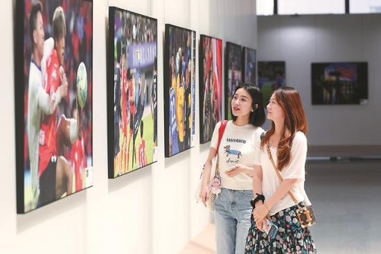 “苏超”优秀摄影作品捐赠展。 记者 陈俨 万程鹏 摄 “苏超”优秀摄影作品捐赠展。 记者 陈俨 万程鹏 摄