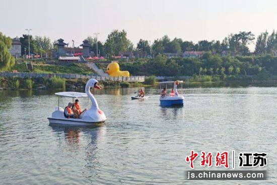 山脚下的湖面上,游客悠然泛舟。华山镇 供图 山脚下的湖面上,游客悠然泛舟。华山镇 供图