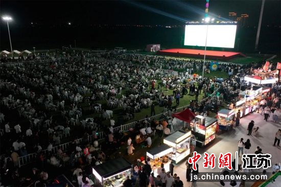体育公园变身夏夜消费热门阵地。宿豫区委宣传部 供图 体育公园变身夏夜消费热门阵地。宿豫区委宣传部 供图