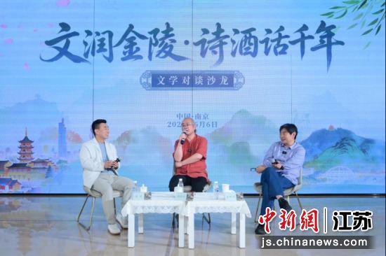 南京大学胡阿祥教授和夏维中教授深度对谈“从文学意象到文明的流转”。南京“世界文学客厅” 供图 南京大学胡阿祥教授和夏维中教授深度对谈“从文学意象到文明的流转”。南京“世界文学客厅” 供图