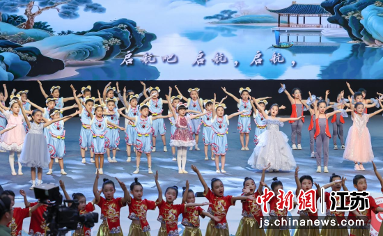 来自南京春翼教育集团的孩子们登台表演。中新网记者 泱波 摄 来自南京春翼教育集团的孩子们登台表演。中新网记者 泱波 摄