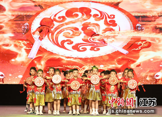 孩子们在舞台上表演。中新网记者 泱波 摄 孩子们在舞台上表演。中新网记者 泱波 摄