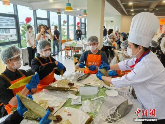 6月13日,台青在专业厨师的指导下包粽子。 中新网记者 钟升 摄 6月13日,台青在专业厨师的指导下包粽子。 中新网记者 钟升 摄