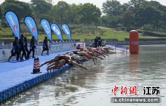 男子优秀组半决赛开赛,数十名顶尖选手纵身跃入湖面。 江苏省体育竞赛有限公司 供图 男子优秀组半决赛开赛,数十名顶尖选手纵身跃入湖面。 江苏省体育竞赛有限公司 供图
