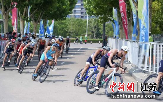 选手们在自行车赛道奋勇比拼。江苏省体育竞赛有限公司 供图 选手们在自行车赛道奋勇比拼。江苏省体育竞赛有限公司 供图