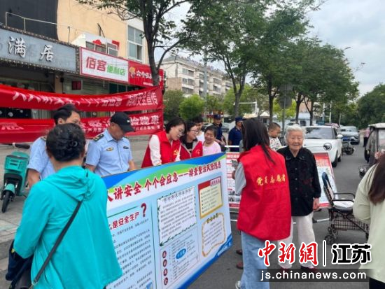 工作人员科普安全隐患排查方法。琵琶街道 供图 工作人员科普安全隐患排查方法。琵琶街道 供图