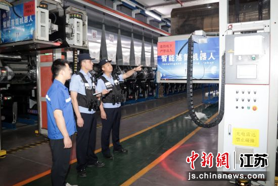 民警在辖区一家重点企业开展安全检查。 民警在辖区一家重点企业开展安全检查。