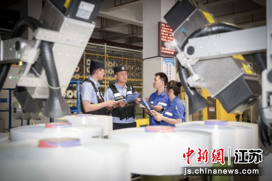 民警向企业员工讲解反诈知识。 民警向企业员工讲解反诈知识。