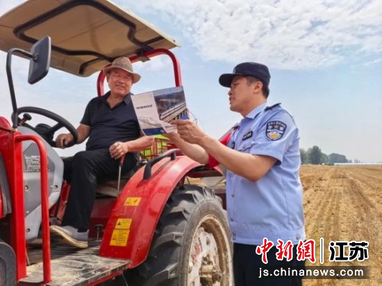砀山站派出所民警深入田间地头开展安全宣传。徐州铁路公安处 供图 砀山站派出所民警深入田间地头开展安全宣传。徐州铁路公安处 供图