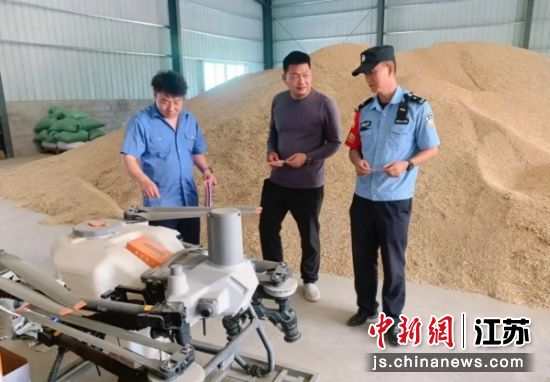 睢宁站派出所民警面向植保无人机用户开展专项普法宣讲。徐州铁路公安处 供图 睢宁站派出所民警面向植保无人机用户开展专项普法宣讲。徐州铁路公安处 供图