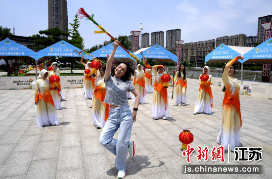 泰兴花鼓主要道具为燃烛红灯,又名“夜火灯”。江苏农牧科技职业学院 供图 泰兴花鼓主要道具为燃烛红灯,又名“夜火灯”。江苏农牧科技职业学院 供图