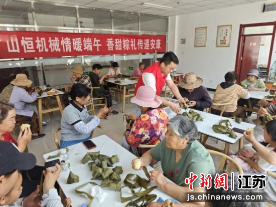 大家品尝粽子。拾屯街道周屯村 供图 大家品尝粽子。拾屯街道周屯村 供图