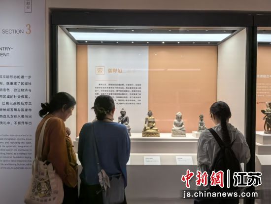 观众参观展览。钟升 摄 观众参观展览。钟升 摄