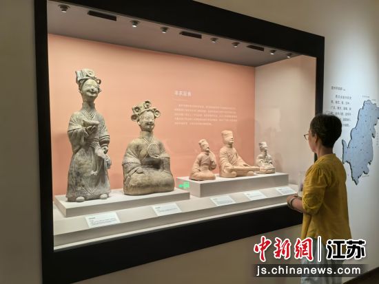 观众参观展览。钟升 摄 观众参观展览。钟升 摄
